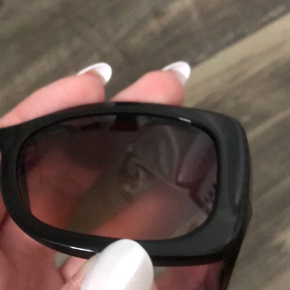 Prada sunglasses comes with a case not a Prada case - Picture 6 of 7